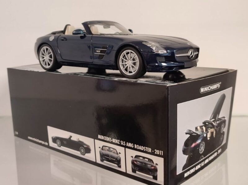MERCEDES SLS AMG Roadster 2011 Bleu - 1:18 Minichamps